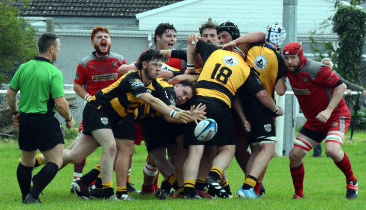 Mike Gurney spreads the play wide for St Davids. (Gordon Thomas)